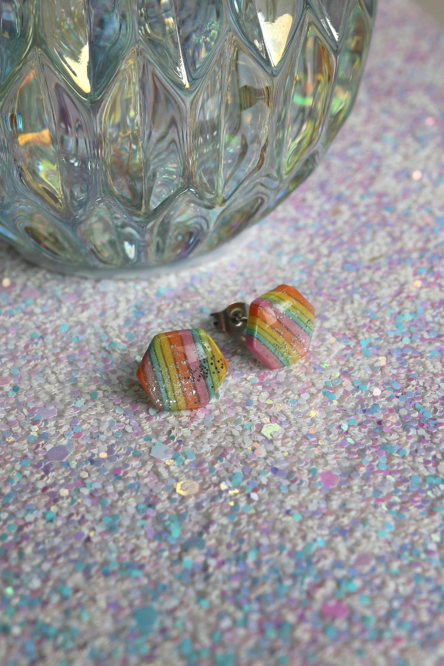 Boucles d'oreilles Petit hexagone- Arc-en-ciel pailleté