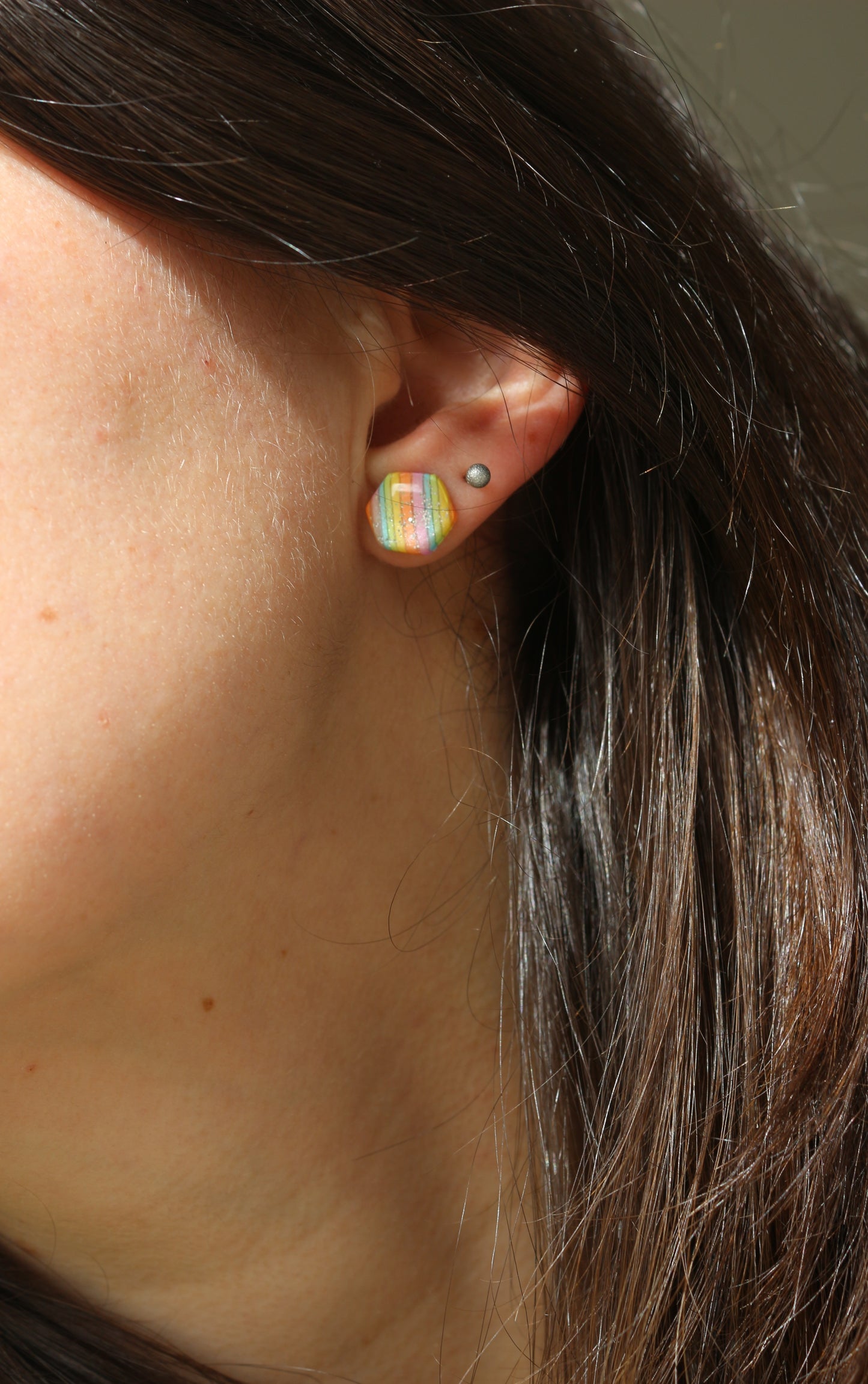 Boucles d'oreilles Petit hexagone- Arc-en-ciel pailleté