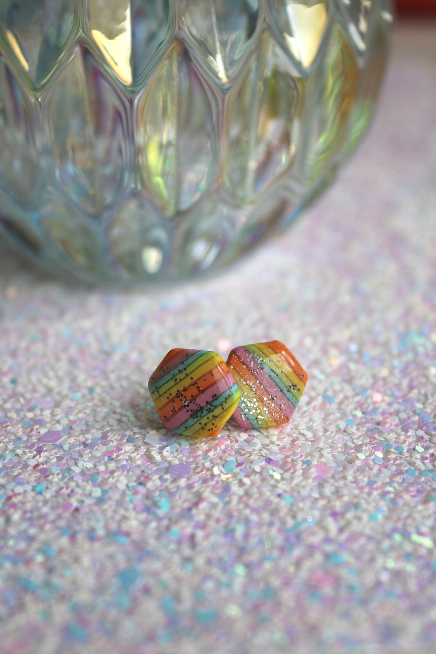 Boucles d'oreilles Petit hexagone- Arc-en-ciel pailleté